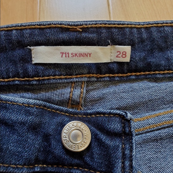 I’m selling a pair of women’s Levi jeans! - Picture 5 of 7